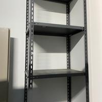 Scaffalatura con ripiani