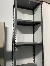 Scaffalatura con ripiani