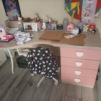 scrivania con cassetti
