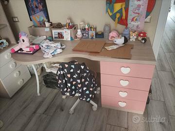 scrivania con cassetti