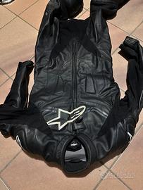 Tuta moto scarpe e paraschiena