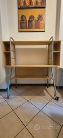 scrivania con libreria e ripiani