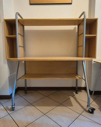scrivania con libreria e ripiani