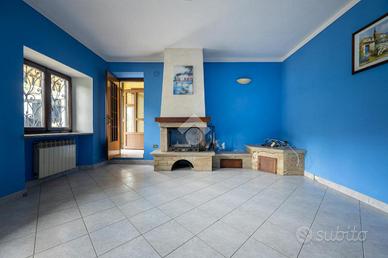 CASA SEMINDIPENDENTE A PIASCO