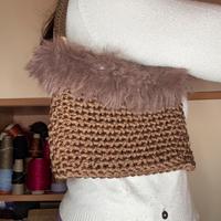 Borsa a spalla marrone con pelo teddy uncinetto