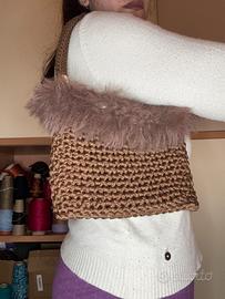 Borsa a spalla marrone con pelo teddy uncinetto