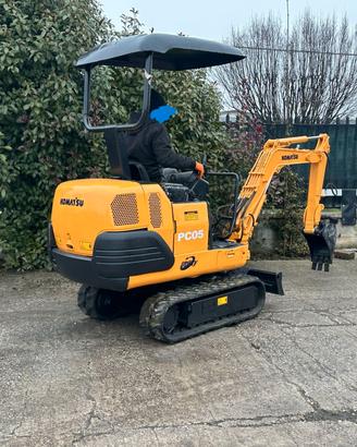 E219 Escavatore Komatsu 15 q PC05