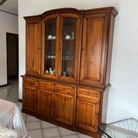 Soggiorno in noce con tavolo e sedie