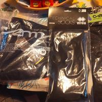 pantaloncini neri M e calzettoni L