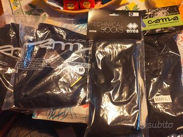 pantaloncini neri M e calzettoni L