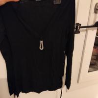 Maglia Nera Elegante con Scollo a V e Gioiello