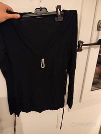 Maglia Nera Elegante con Scollo a V e Gioiello