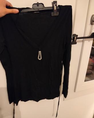 Maglia Nera Elegante con Scollo a V e Gioiello