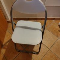 Sedia pieghevole imbottita bianca