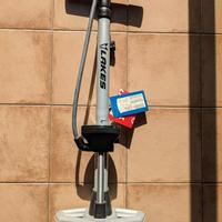 Pompa a pavimento per bicicletta nuova.