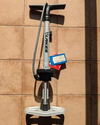 Pompa a pavimento per bicicletta nuova.