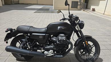 Moto Guzzi V7 III Stone con borse