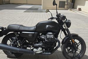Moto Guzzi V7 III Stone con borse