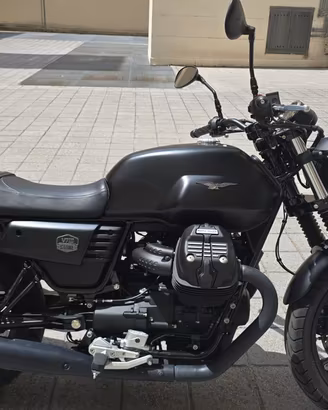 Moto Guzzi V7 III Stone con borse