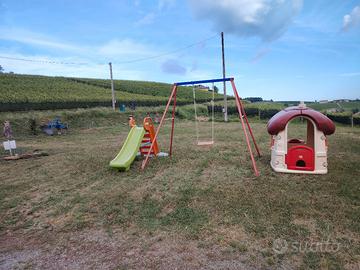 Scivolo, altalena e casetta per bambini