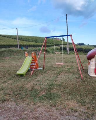 Scivolo, altalena e casetta per bambini