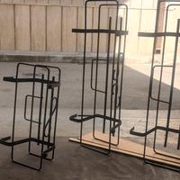 Portavasi  in ferro da appendere alla ringhiera