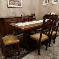 Tavolo con sedie e madia salotto