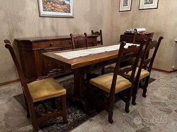 Tavolo con sedie e madia salotto