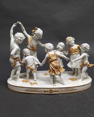 Gruppo in porcellana Capodimonte bambini danzanti