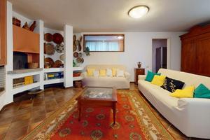 Rifinito locale multiuso con cortile