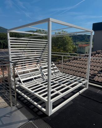 Letto baldacchino da giardino