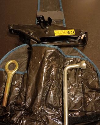 Kit della Fiat:Cric+Gancio da traino+chiave a pipa