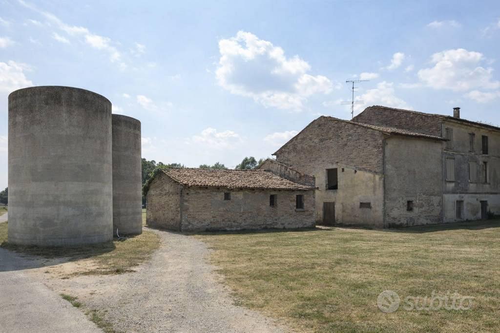 Rustico / Casale di 513 m² con più di 5 locali a C - Vista 2