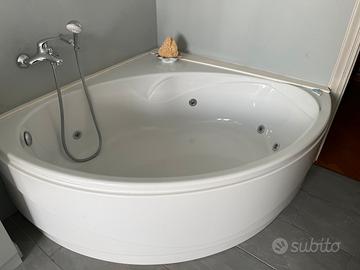 Vasca angolare idromassaggio Roca