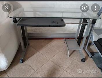 Scrivania porta pc in vetro con ruote #idearegalo
