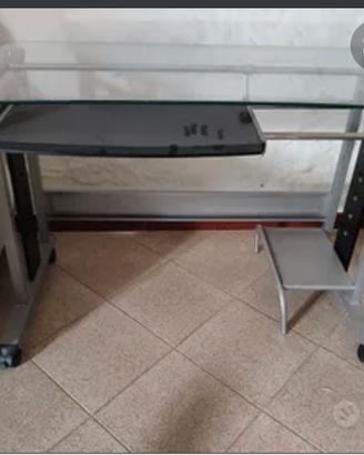 Scrivania porta pc in vetro con ruote #idearegalo