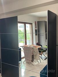 Armadio a due ante con specchio