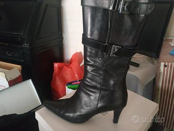 stivale Melluso in pelle con tacco sottile. 