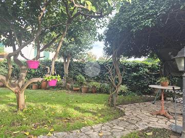 PORZIONE DI BIFAMILIARE A GIUGLIANO IN CAMPANIA