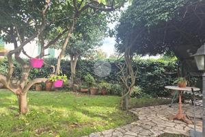 PORZIONE DI BIFAMILIARE A GIUGLIANO IN CAMPANIA