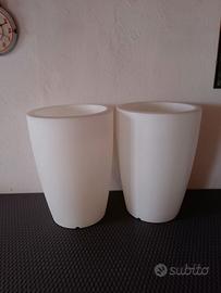 Vasi fluo bianchi da giardino