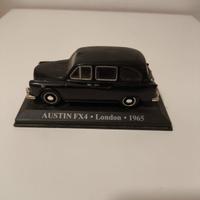 Modellino auto d'epoca Austin FX4 anno 1965
