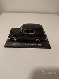 Modellino auto d'epoca Austin FX4 anno 1965