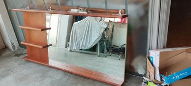 specchiera da bagno con faretti in legno.