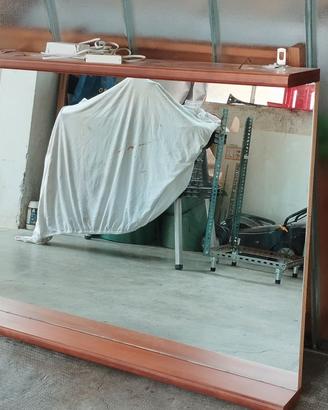 specchiera da bagno con faretti in legno.