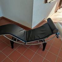 Chaise longue in pelle nera stile Le Corbusier