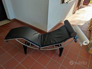 Chaise longue in pelle nera stile Le Corbusier