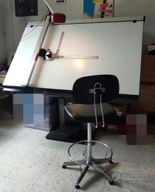 Tavolo da disegno con tecnigrafo