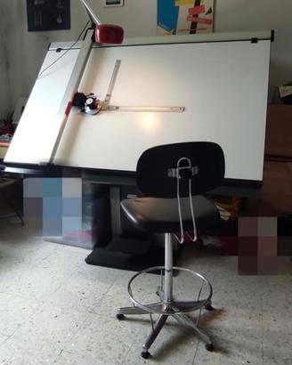 Tavolo da disegno con tecnigrafo