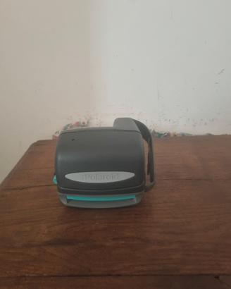 Fotocamera Polaroid vintage grigia da testare
